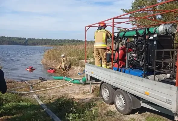Strażacy ochotnicy z powiatu włodawskiego ćwiczyli gaszenie wielkiego pożaru lasu