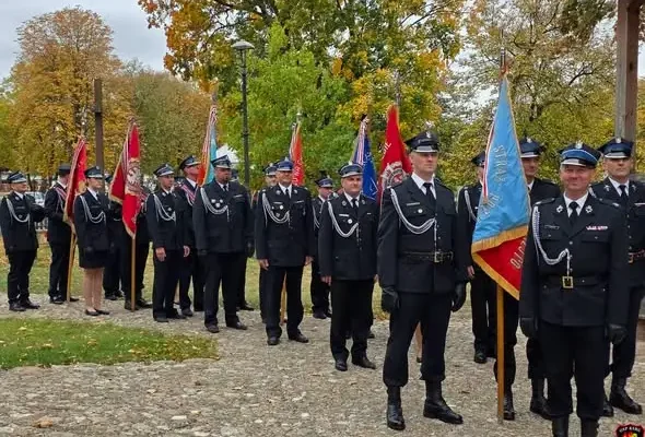 70-lecie OSP Hanna: delegacja z pocztem sztandarowym na uroczystościach