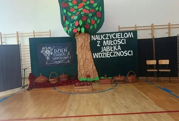 Dzień Edukacji Narodowej w Urszulinie: jabłka zamiast kwiatów i nagrody dla nauczycieli