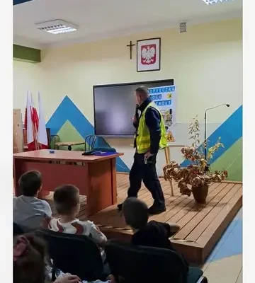 Policjant uczył dzieci z Woli Uhruskiej, jak bezpiecznie dotrzeć do szkoły