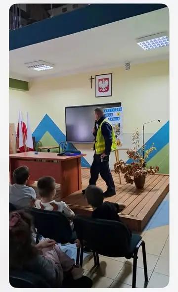 Policjant uczył dzieci z Woli Uhruskiej, jak bezpiecznie dotrzeć do szkoły