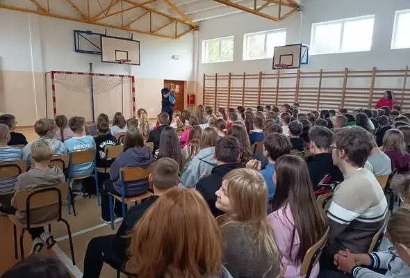 Wzmocnione patrole policji w szkołach powiatu włodawskiego