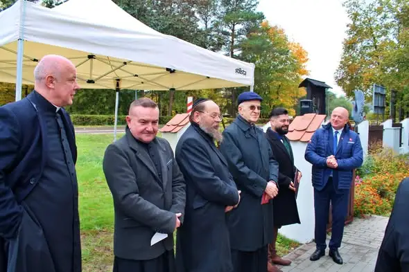 Tablice Pamięci w Woli Uhruskiej i Uhrusku – hołd dla społeczności żydowskiej