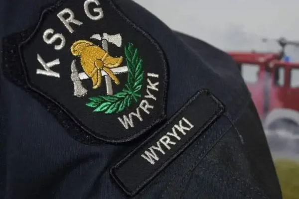 Młodzi strażacy z Wyryk ćwiczyli pracę w zadymionym pomieszczeniu