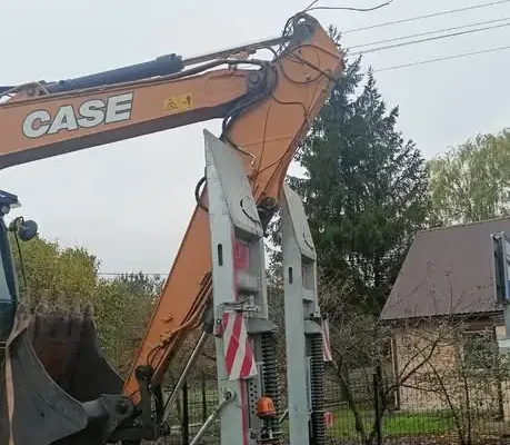 65-latek przewoził koparkę na lawecie i zerwał linie energetyczne