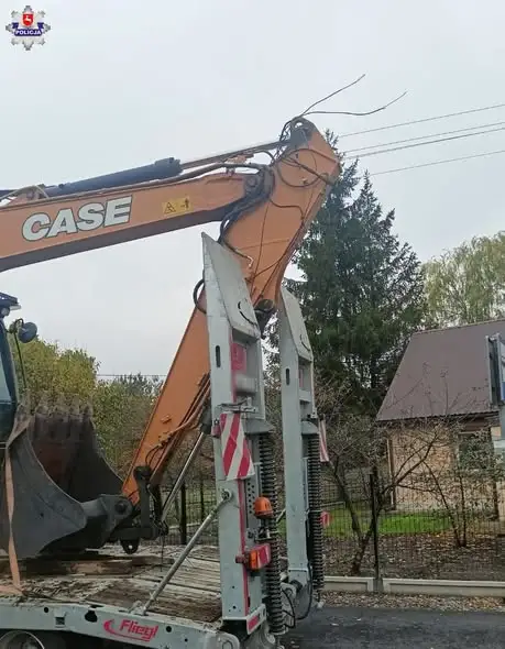65-latek przewoził koparkę na lawecie i zerwał linie energetyczne