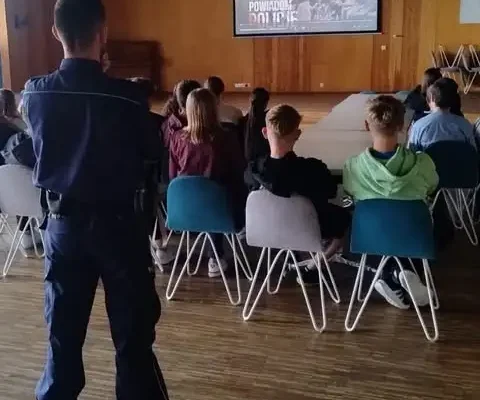 Policja we Włodawie uczy młodzież, jak reagować na zagrożenia w sieci