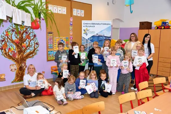 Gminna Biblioteka w Wyrykach po raz pierwszy poprowadziła lekcję poza siedzibą – w Kaplonosach