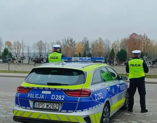 Policja z Włodawy patroluje cmentarze i przypomina o bezpieczeństwie