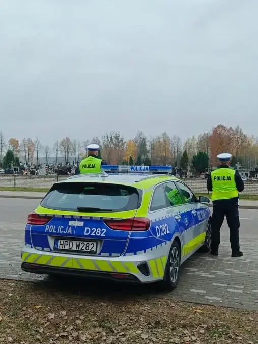 Policja z Włodawy patroluje cmentarze i przypomina o bezpieczeństwie
