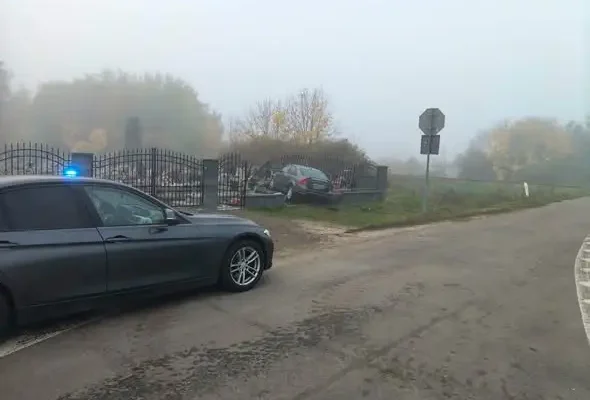 Uhrusk: 40-latek volvo wjechał w ogrodzenie cmentarza. Uszkodził nagrobki