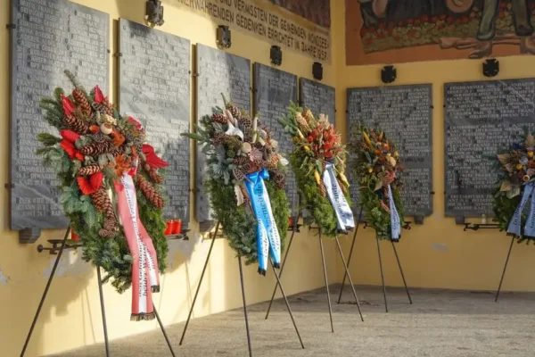 Nowe tablice pamięci w Woli Uhruskiej i Uhrusku – hołd dla ofiar II wojny światowej